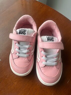 Toddler Hylane V shoe 9.5 Toddler Vans Pink and White Low-Top Sneakers